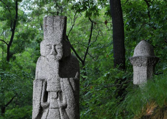 초안산 분묘군의 문인상, 무덤은 사라지고 문인상만 우두커니 서 있다.