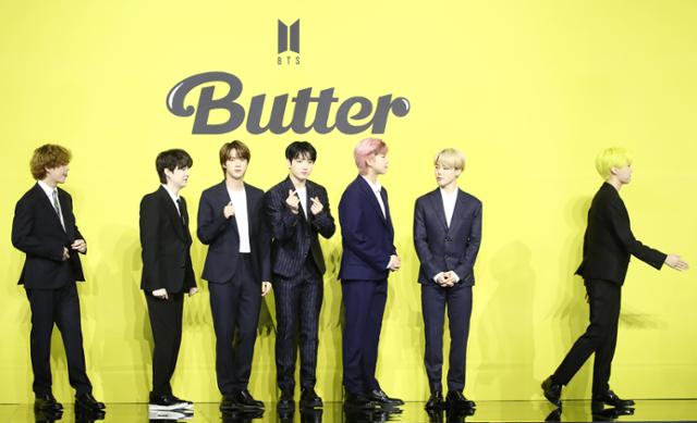 그룹 방탄소년단(BTS)이 21일 오후 서울 송파구 올림픽공원 올림픽홀에서 열린 새 디지털 싱글 '버터'(Butter) 발매 글로벌 기자간담회에서 포토타임 후 퇴장하고 있다. 연합뉴스