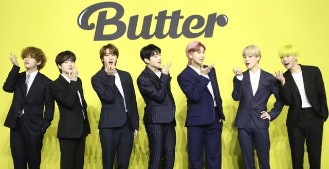 그룹 방탄소년단(BTS)이 21일 오후 서울 송파구 올림픽공원 올림픽홀에서 열린 새 디지털 싱글 '버터'(Butter) 발매 글로벌 기자간담회에서 포즈를 취하고 있다. 왼쪽부터 뷔, 슈가, 진, 정국, RM, 지민, 제이홉. 연합뉴스