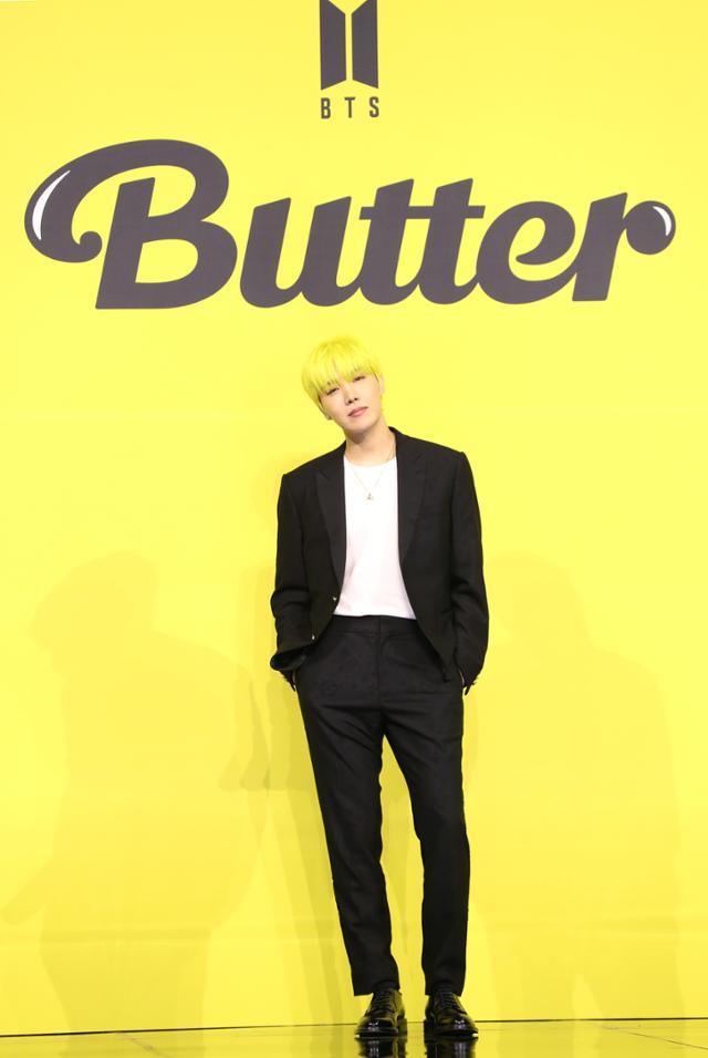 그룹 방탄소년단(BTS) 제이홉이 21일 서울 송파구 방이동 올림픽공원 올림픽홀에서 열린 새 디지털 싱글 Butter 발매 기념 글로벌 기자간담회에 앞서 포즈를 취하고 있다. 뉴스1