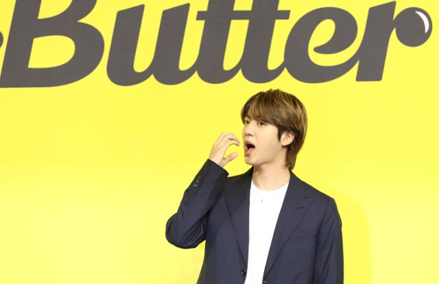 그룹 방탄소년단(BTS) 진이 21일 서울 송파구 방이동 올림픽공원 올림픽홀에서 열린 새 디지털 싱글 Butter 발매 기념 글로벌 기자간담회에 앞서 포즈를 취하고 있다. 뉴스1