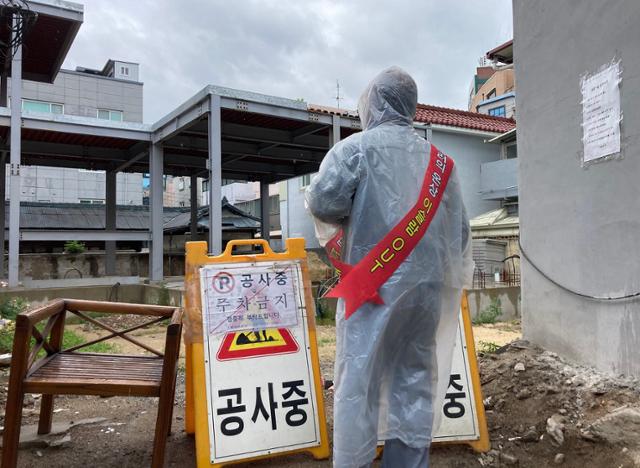 20일 오후 대구 북구 대현동 경북대학교 서문 인근 이슬람사원 건축현장에서 인근 주민이 현장을 살펴보고 있다. 이곳에 건립 중이던 이슬람사원은 주민 반대에 부딪혀 지난 2월 공사가 중단됐다. 옆 주택에는 무슬림(이슬람교 신자)의 기도방이 마련돼 있다. 뉴스1