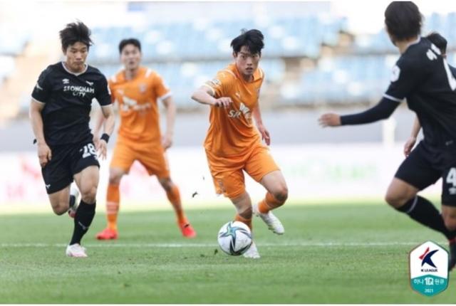 22일 제주월드컵경기장에서 열린 제주와 성남FC의 경기 모습. 한국프로축구연맹 제공.