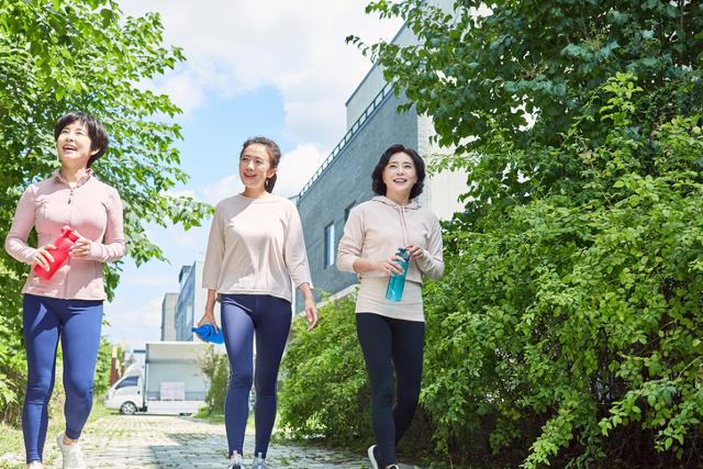 하루에 2,000보씩만 걸어도 사망 위험이 32%나 떨어질 정도로 걷기는 가장 좋은 유산소 운동이다. 게티이미지뱅크