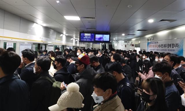 김포골드라인 김포공항역 플랫폼. 퇴근 시간이 훨씬 지난 시간인데도 열차를 타려는 승객들로 가득 차 있다. 박민식 기자