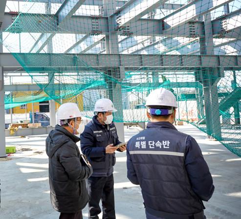 한국안전보건공단 패트롤 현장점검반이 건설현장을 찾아 안전점검을 하고 있다. 한국산업안전보건공단 제공