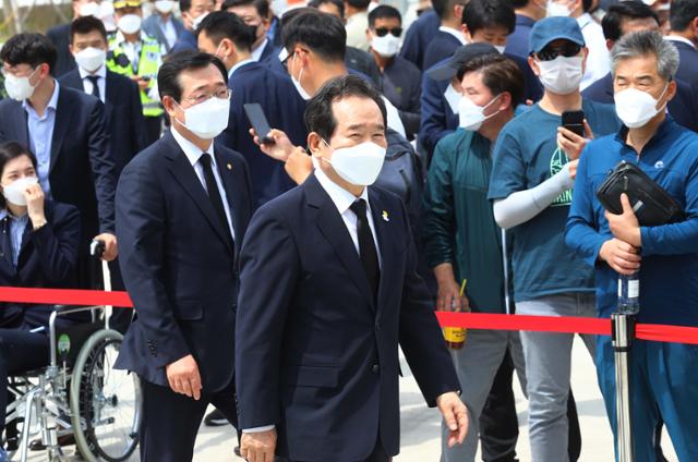 정세균 전 국무총리가 23일 오전 경남 봉하마을 대통령 묘역에서 엄수된 故 노무현 전 대통령 서거 12주기 추도식에 참석하고 있다. 뉴스1