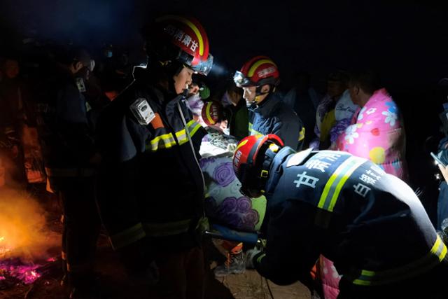 22일 중국 간쑤성에서 열린 산악 마라톤 대회에서 악천후로 조난당한 참가자들을 구조대가 긴급 구조하고 있다. AFP 연합뉴스