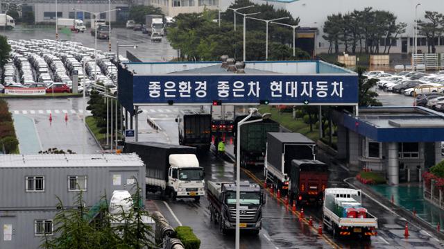 현대자동차 울산공장 명촌정문에서 납품 차량이 드나들고 있다. 뉴스1