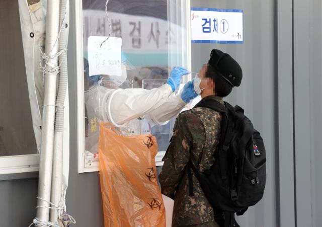 미국이 한국군에 코로나19 백신을 지원하겠다고 밝힌 가운데 24일 오후 서울 중구 서울역 광장에 마련된 임시선별검사소에서 군장병이 코로나19 검사를 받고 있다. 연합뉴스