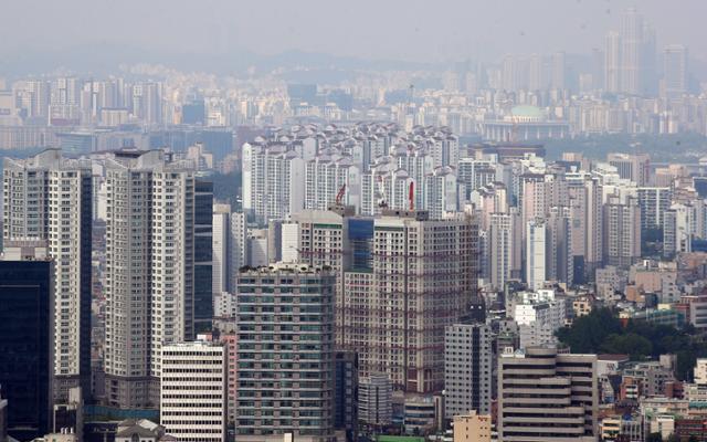 23일 오전 서울 남산에서 바라본 서울 시내 아파트 단지의 모습. 연합뉴스