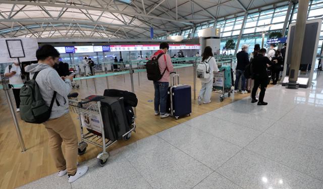 지난 7일 인천국제공항 출국장에서 출국객들이 탑승 수속을 위해 줄을 서고 있다. 뉴스1