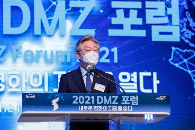 이재명 경기지사가 21일 경기 고양시 킨텍스에서 열린 '2021 DMZ 포럼'에서 개회사를 하고 있다. 연합뉴스