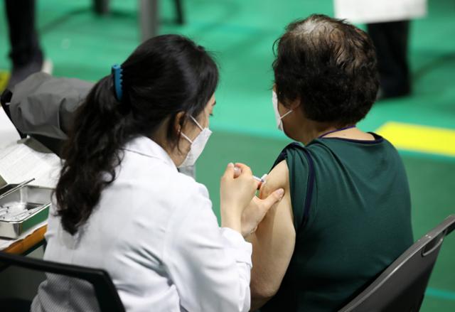 24일 광주 서구 염주체육관에 마련된 코로나19 예방접종센터에서 한 어르신이 화이자 백신 1차 접종을 받고 있다. 연합뉴스