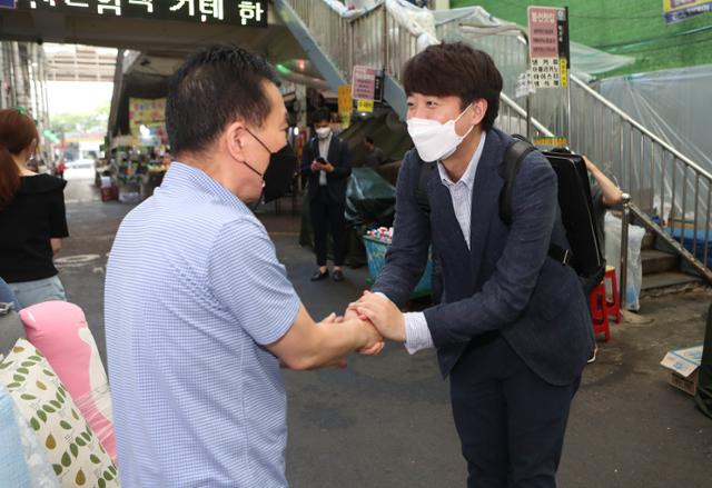 국민의힘 당권에 도전하는 이준석 전 최고위원이 24일 오전 대구 중구 서문시장을 찾아 상인과 인사를 하고 있다. 연합뉴스