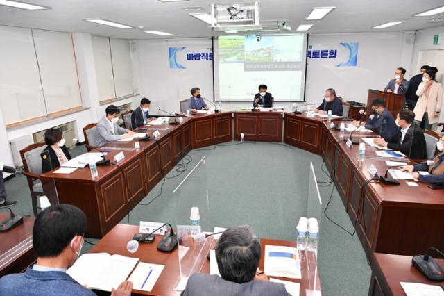 제주도의회 포스트코로나대응특별위원회는 24일 도의회 소회의실에서 ‘바람직한 제주지역 골프산업 정립을 위한 정책토론회’를 개최했다. 제주도의회 제공