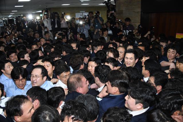 공직선거법 개정안과 고위공직자범죄수사처 설치법안 패스트트랙(신속처리안건) 지정을 두고 2019년 4월 국회 의안과 앞에서 저지하려는 당시 자유한국당 당직자들과 밀고 들어가려는 민주당 당직자 간의 몸싸움이 벌어지고 있다. 오대근 기자