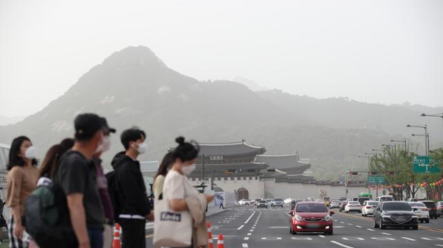 미세먼지 농도가 '나쁨'으로 예보된 24일 오후 서울 중구 세종대로 광화문광장에서 바라본 하늘이 뿌옇다. 뉴스1