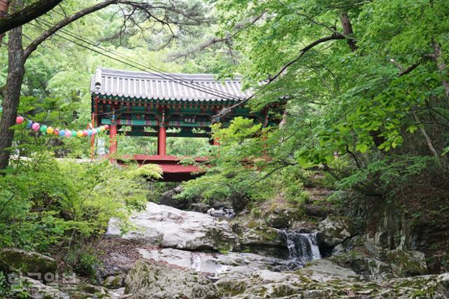 태안사 입구의 능파각. 계곡을 가로질러 세속에서 불가로 들어가는 다리다.