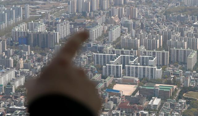 서울 송파구 롯데월드타워 전망대 서울스카이에서 바라본 서울 시내 아파트 단지 모습. 뉴시스