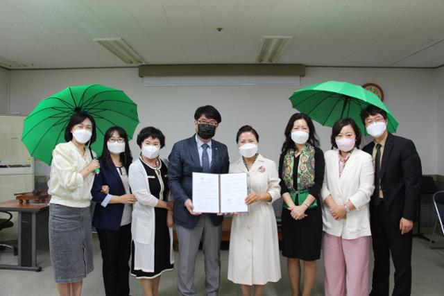 대구지역 저소득 아동 지원을 위한 업무협약식에 참여한 이형진(왼쪽 네 번째) 어린이재단 대구지역본부장과 곽동목 대구국공립어린이집연합회장(왼쪽 다섯 번째)이 협약체결 후 기념촬영을 하고 있다. 대구국공립어린이집연합회 제공