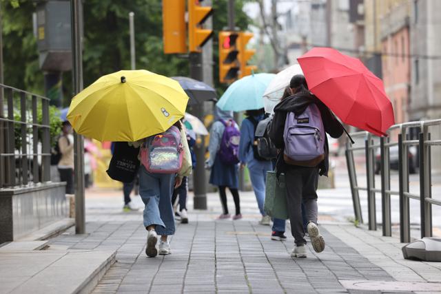 5월 17일 오전 서울의 한 초등학교에서 학생들이 등교하고 있다. 연합뉴스