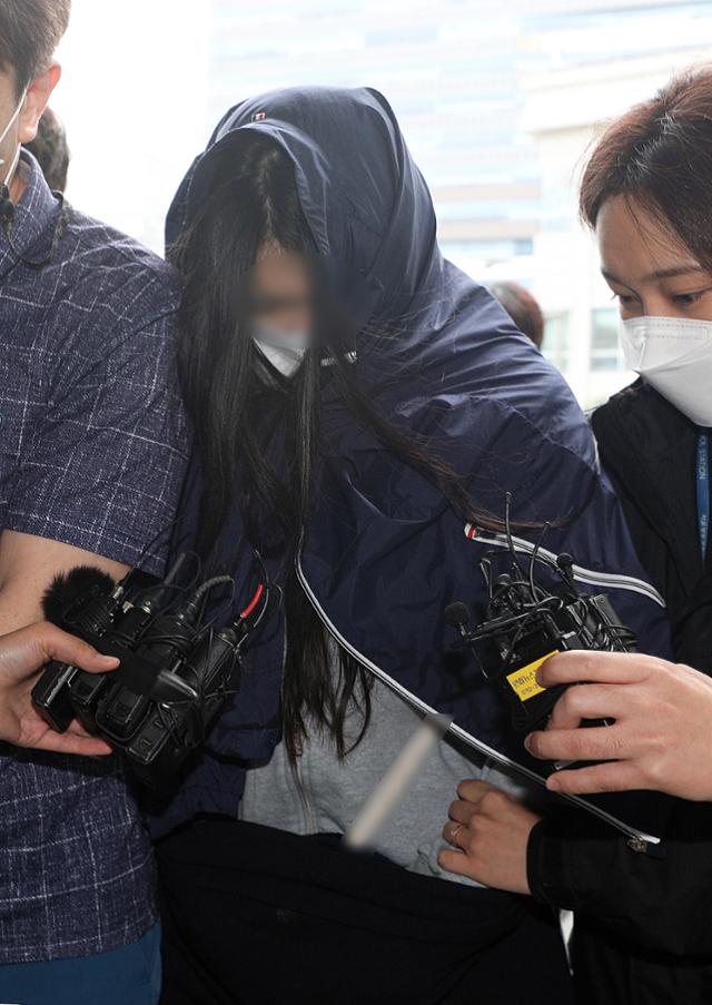 만취한 채 벤츠 차량을 운전하다 공사장으로 돌진해 인부를 숨지게 한 A씨(31)가 25일 오전 서울 송파구 서울동부지법에서 열린 구속 전 피의자심문(영장실질심사)에 출석하고 있다. 뉴스1