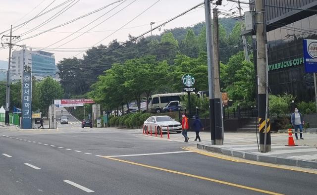 오전 수업으로 한가한 호서대 앞 상가. 한국일보