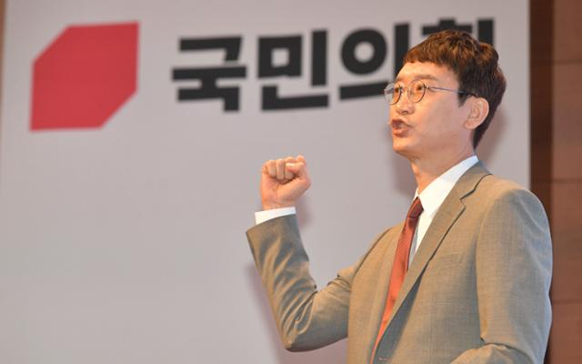 국민의힘 당대표 경선에 나선 김웅 의원이 25일 서울 마포구 누리꿈스퀘어에서 열린 국민의힘 제1차 전당대회 비전스토리텔링 PT에서 발표를 하고 있다. 국회사진기자단