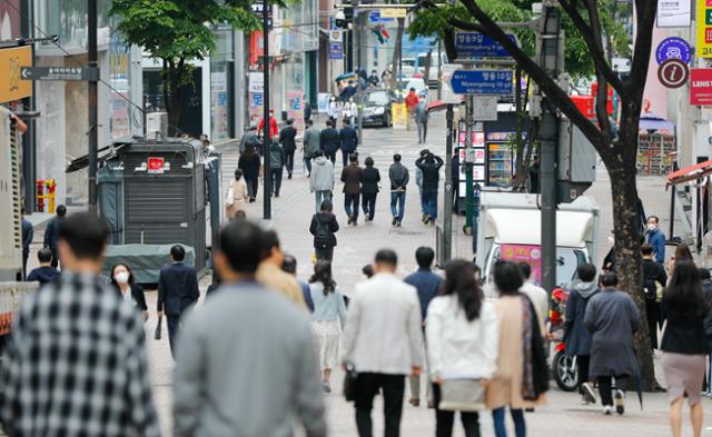 서울 중구 명동거리에서 직장인들이 점심식사를 위해 이동하고 있다. 뉴스1