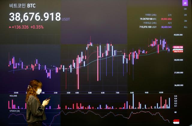 지난 25일 오전 서울 강남구 암호화폐거래소 업비트 라운지에 비트코인과 알트코인(비트코인을 제외한 모든 암호화폐) 시세가 표시돼 있다. 일론 머스크 테슬라 CEO가 지지 의사를 밝히며 급락했던 암호화폐가 당시엔 일제히 반등했다. 뉴시스