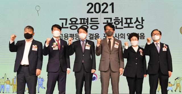 한국일보와 고용노동부가 공동 주관한 ‘2021 남녀고용평등 강조기간 기념식’이 26일 서울 영등포구 여의도동 중소기업중앙회 KBIZ홀에서 열렸다. 김동명(왼쪽부터) 한국노총 위원장, 김태환 KT하이텔 부사장, 안경덕 고용노동부 장관, 이영성 한국일보 사장, 정윤숙 한국여성경제인협회 회장, 이동근 한국경영자총협회 상근부회장이 기념식 뒤 남녀 차별 없는 동등한 일터 실천 의지를 외치고 있다. 배우한 기자