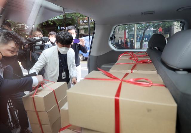 서울경찰청 안보수사과 관계자들이 26일 오후 서울 마포구에 위치한 북한 김일성 주석의 항일 회고록 '세기와 더불어'를 출판한 출판사 민족사랑방에 대한 압수수색을 한 뒤 압수품을 차량에 싣고 있다. 경찰은 지난달 이 책이 국가보안법을 위반한 것이라는 고발을 접수하고 출판 경위와 과정 등을 조사해왔다. 연합뉴스