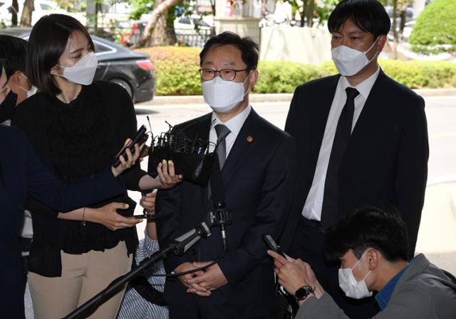 현직 법무부 장관 최초로 박범계 장관이 피고인 신분으로 26일 오후 서울 양천구 남부지방법원에서 열린 국회 패스트트랙(신속처리안건) 충돌 사건 관련 폭력행위등처벌에관한법률위반(공동폭행) 혐의 공판에 출석하기 전 취재진의 질문에 답변하고 있다. 홍인기 기자