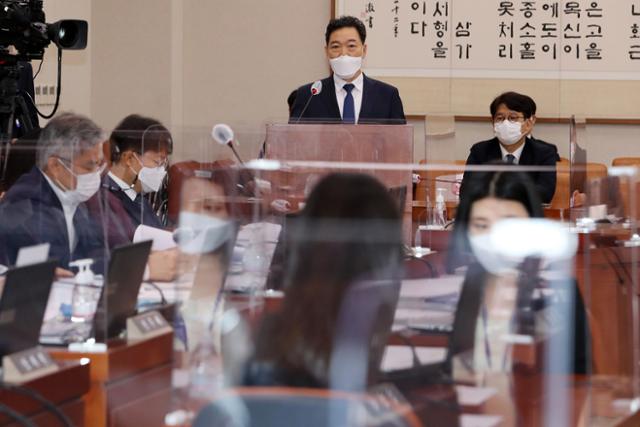 김오수(가운데) 검찰총장 후보자가 26일 서울 여의도 국회 법제사법위원회 회의장에서 열린 인사청문회 도중 모두발언을 하고 있다. 뉴스1