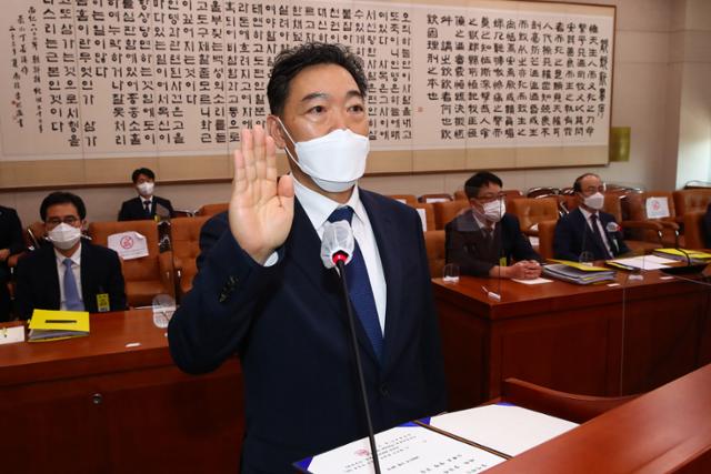 김오수 검찰총장 후보자가 26일 국회에서 열린 인사청문회에서 선서를 하고 있다. 뉴시스