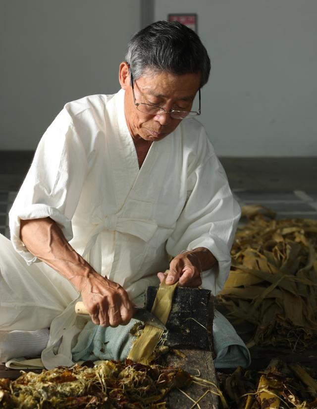 국가무형문화재 한지장 보유자로 인정 예고된 김삼식씨. 문화재청 제공