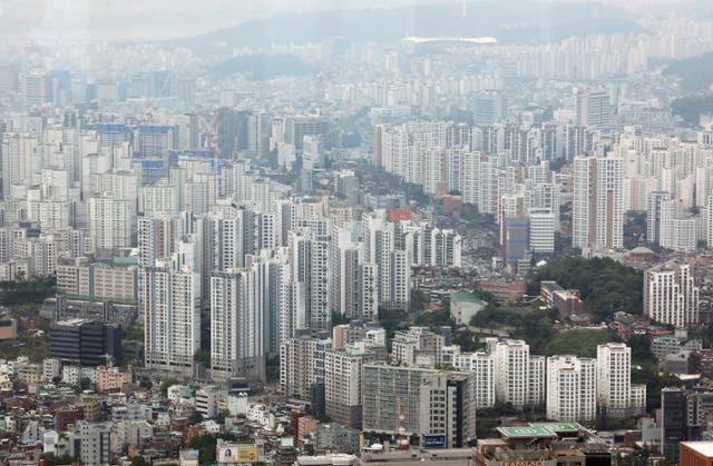 23일 오전 서울 용산구 N서울타워에서 바라본 아파트 단지의 모습. 뉴스1