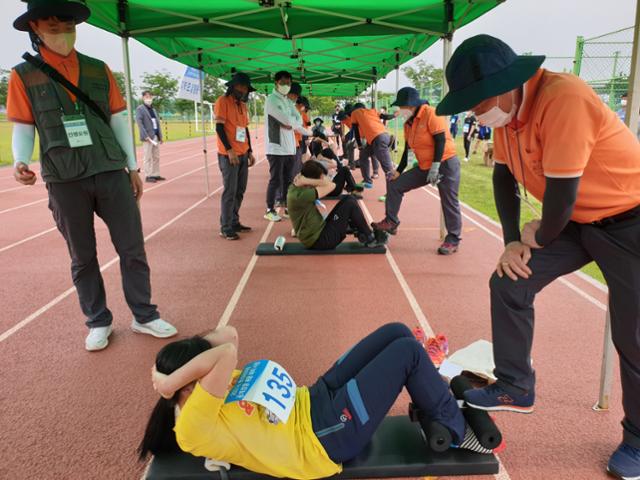 경북 구미 환경관리원 채용 체력검정 시험이 26일 낙동강체육공원에서 열리고 있다. 구미시 제공