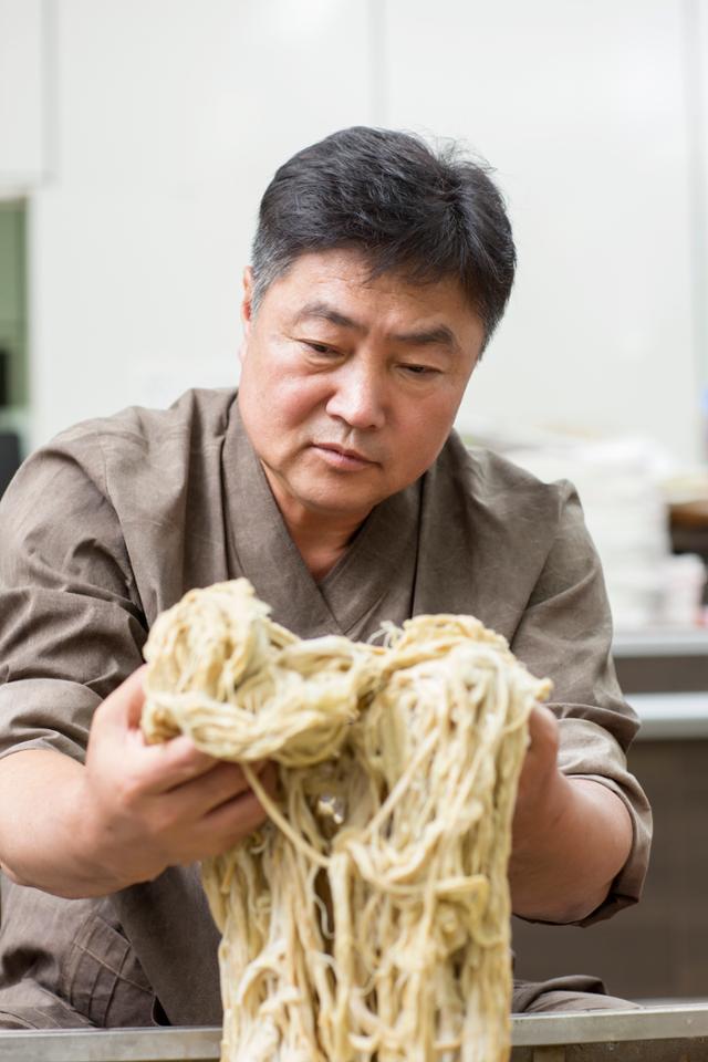 국가무형문화재 한지장 보유자로 인정 예고된 안치용씨. 문화재청 제공