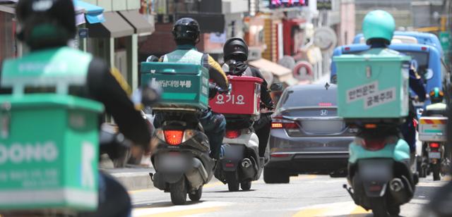 지난달 24일 서울 한 대학가에서 배달 기사들이 이동하고 있다. 뉴스1