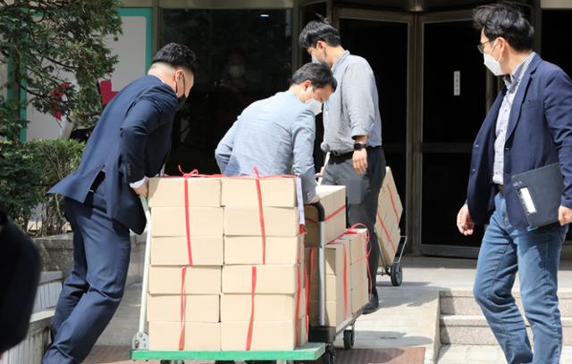 서울경찰청 안보수사과 관계자들이 26일 오후 서울 마포구 한 빌딩에서 북한 김일성 주석의 회고록 '세기와 더불어'를 출판한 출판사 민족사랑방에 대한 압수수색을 마치고 압수품을 차량에 싣기 위해 이동하고 있다. 뉴시스