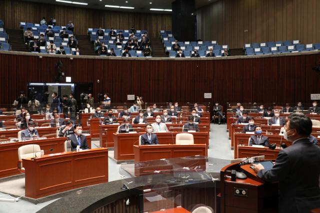 윤호중 더불어민주당 원내대표가 25일 오전 국회에서 열린 의원총회에서 발언하고 있다. 이날 의총에서는 코로나19에 따른 사회적 거리두기로 일부 의원들이 2층 방청석에 자리했다. 연합뉴스