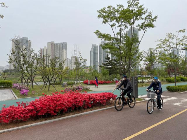 지난달 28일 인천 서구 청라국제도시 청라호수공원변에서 자전거를 탄 주민들이 전용도로를 달리고 있다. 이환직 기자