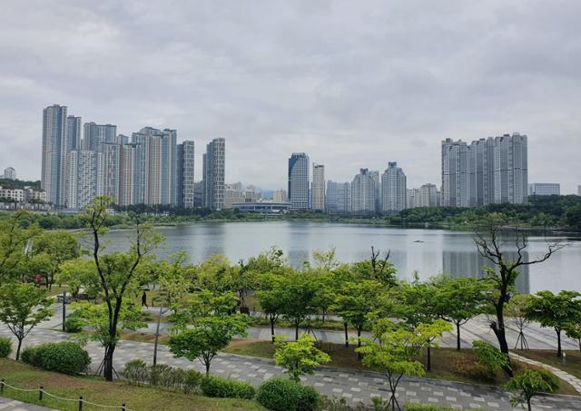 지난 10일 경기 수원시 광교호수 모습. 호수를 창 밖에 둔 아파트들의 가격은 수억 원대의 프리미엄이 붙는다. 임명수 기자