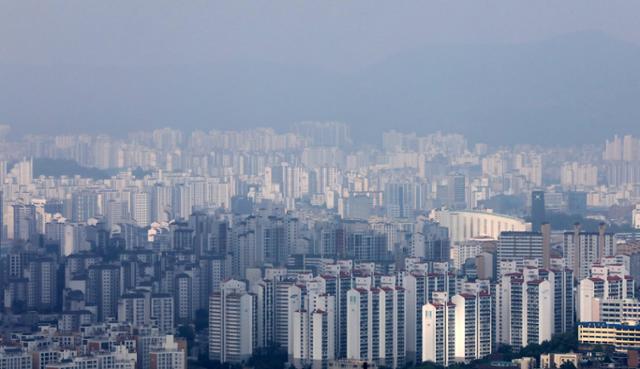 27일 오후 서울 남산공원에서 바라본 서울시내 아파트 단지. 뉴시스