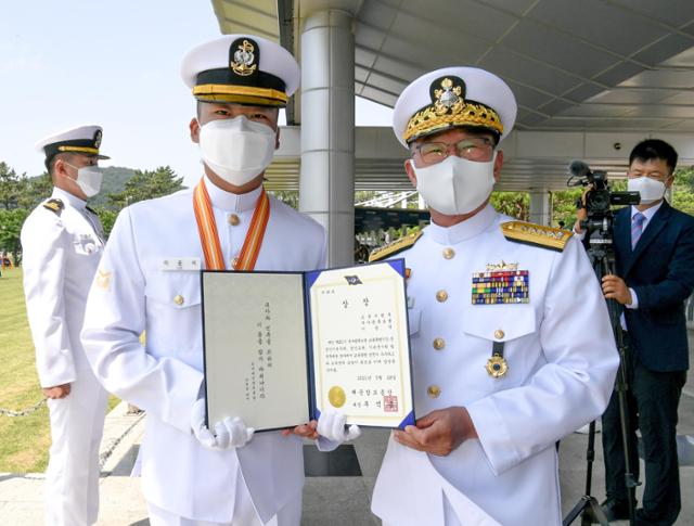 부석종 해군참모총장이 28일 해군교육사령부에서 열린 '제271기 해군 부사관후보생 임관식'에 참석해 해군참모총장상을 수상한 이윤석 하사(군사경찰)와 기념촬영을 하고 있다.해군교육사령부 제공