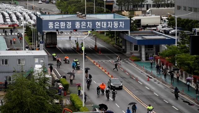 반도체 부족으로 일부 공장이 휴업에 들어갔던 17일 오후 현대자동차 울산공장 명촌정문에서 1조 근로자들이 퇴근하고 있다. 뉴스1