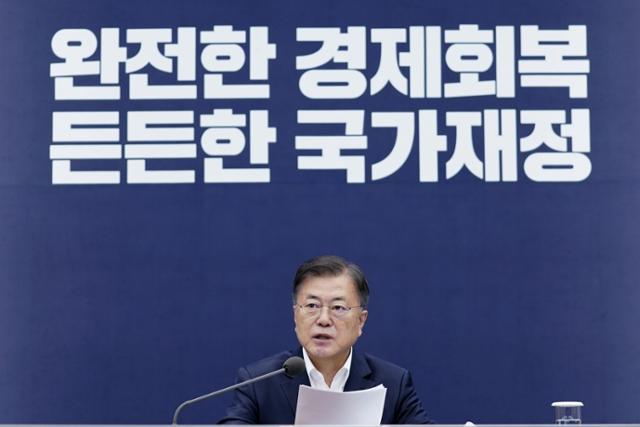 문재인 대통령이 27일 오후 청와대에서 열린 ‘2021국가재정전략회의’에서 발언하고 있다. 뉴스1