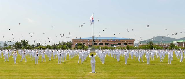 28일 해군교육사령부에서 열린 '제271기 해군 부사관후보생 임관식'에서 해군 부사관후보생 271기들이 임관을 기념하며 정모 세리머니를 하고 있다. 해군교육사령부 제공